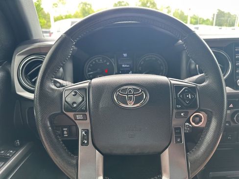 Used 2022 Toyota Tacoma TRD Sport w/ TRD Premium Sport Package AWD/4WD image 19