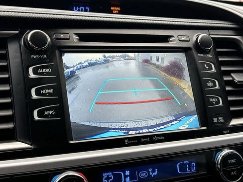 Used 2017 Toyota Highlander SE image 24