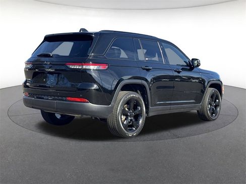 Used 2023 Jeep Grand Cherokee Altitude image 3