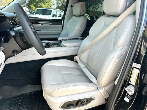 Used 2022 Jeep Wagoneer Series II AWD/4WD image 17
