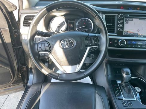 Used 2018 Toyota Highlander XLE AWD/4WD image 23