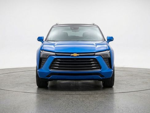 Used 2025 Chevrolet Blazer LT FWD image 2