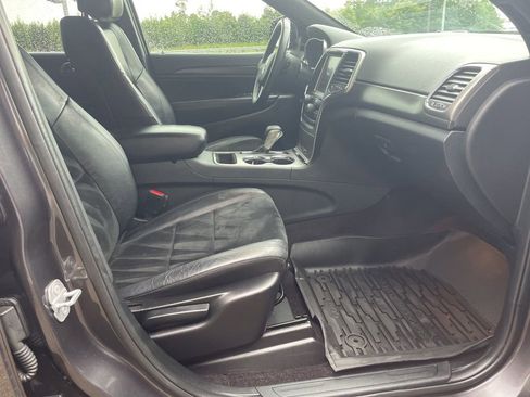 Used 2017 Jeep Grand Cherokee Altitude RWD image 12