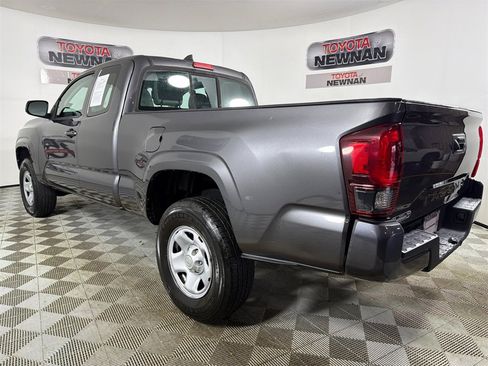 Used 2018 Toyota Tacoma SR image 5