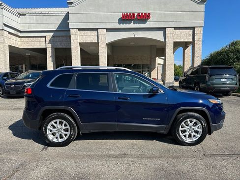 Used 2016 Jeep Cherokee Latitude w/ Cold Weather Group AWD/4WD image 6
