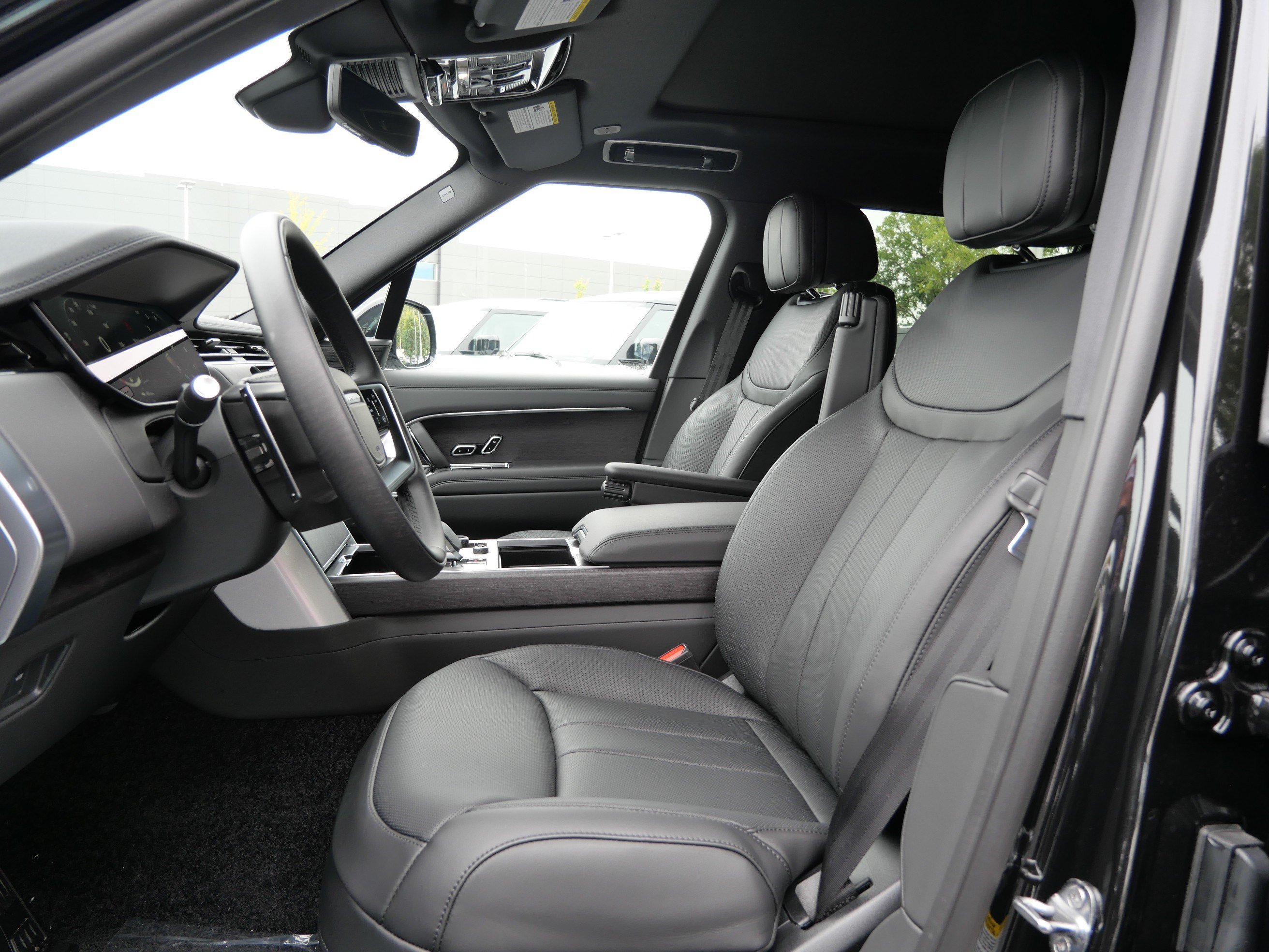 New 2027 Land Rover Range Rover Long Wheelbase SE AWD/4WD image 3