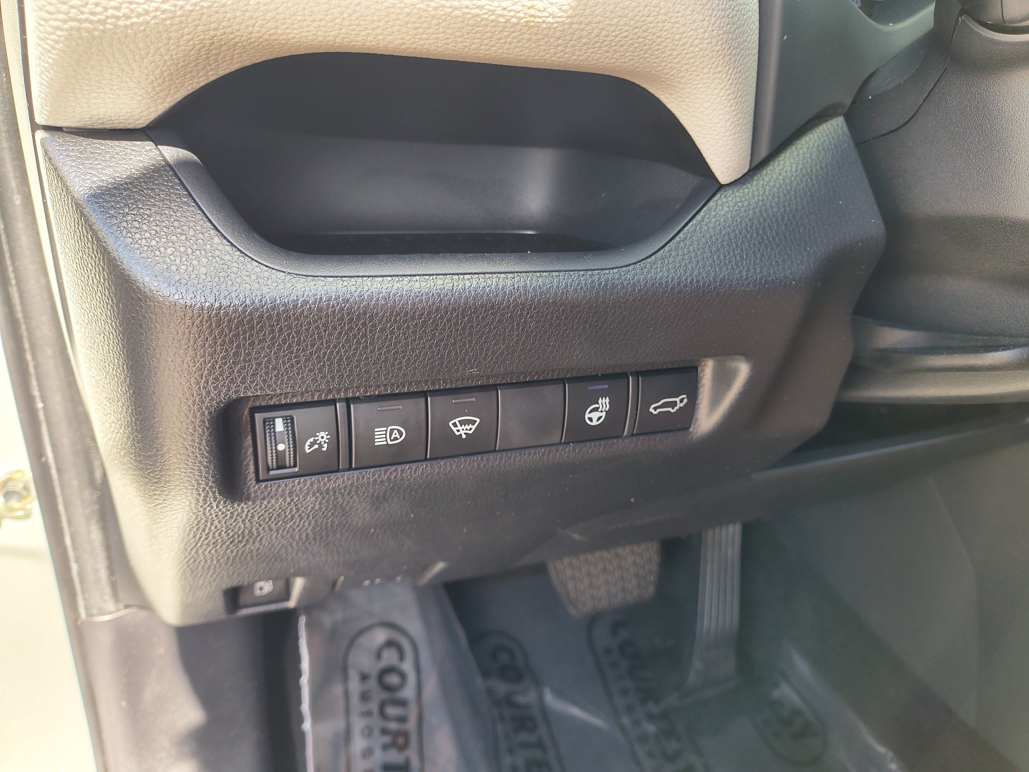 Used 2021 Toyota RAV4 XLE Premium AWD/4WD image 29