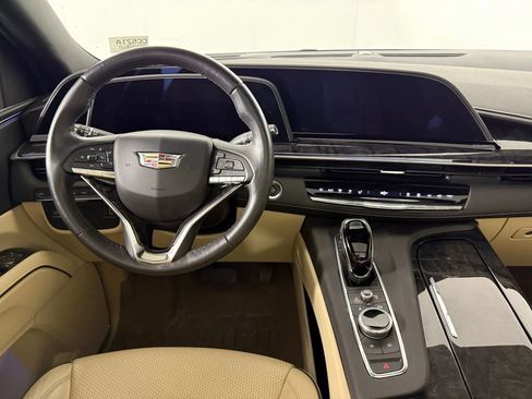 Used 2022 Cadillac Escalade ESV Premium Luxury AWD/4WD image 4