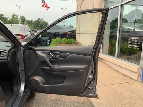 Used 2018 Nissan Rogue SV AWD/4WD image 35