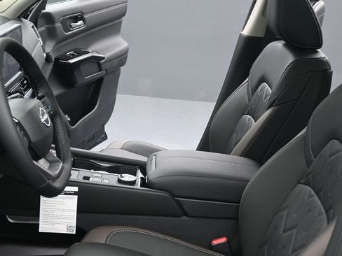 New 2026 Nissan Pathfinder Platinum image 18