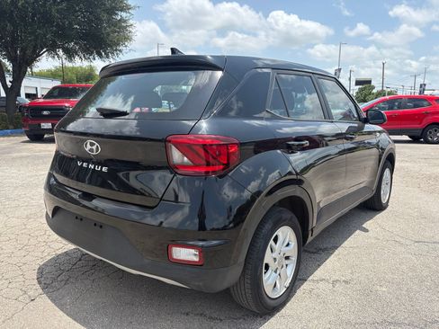 Used 2022 Hyundai Venue SE w/ Cargo Package FWD image 3
