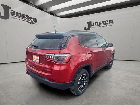 Used 2025 Jeep Compass Trailhawk AWD/4WD image 4