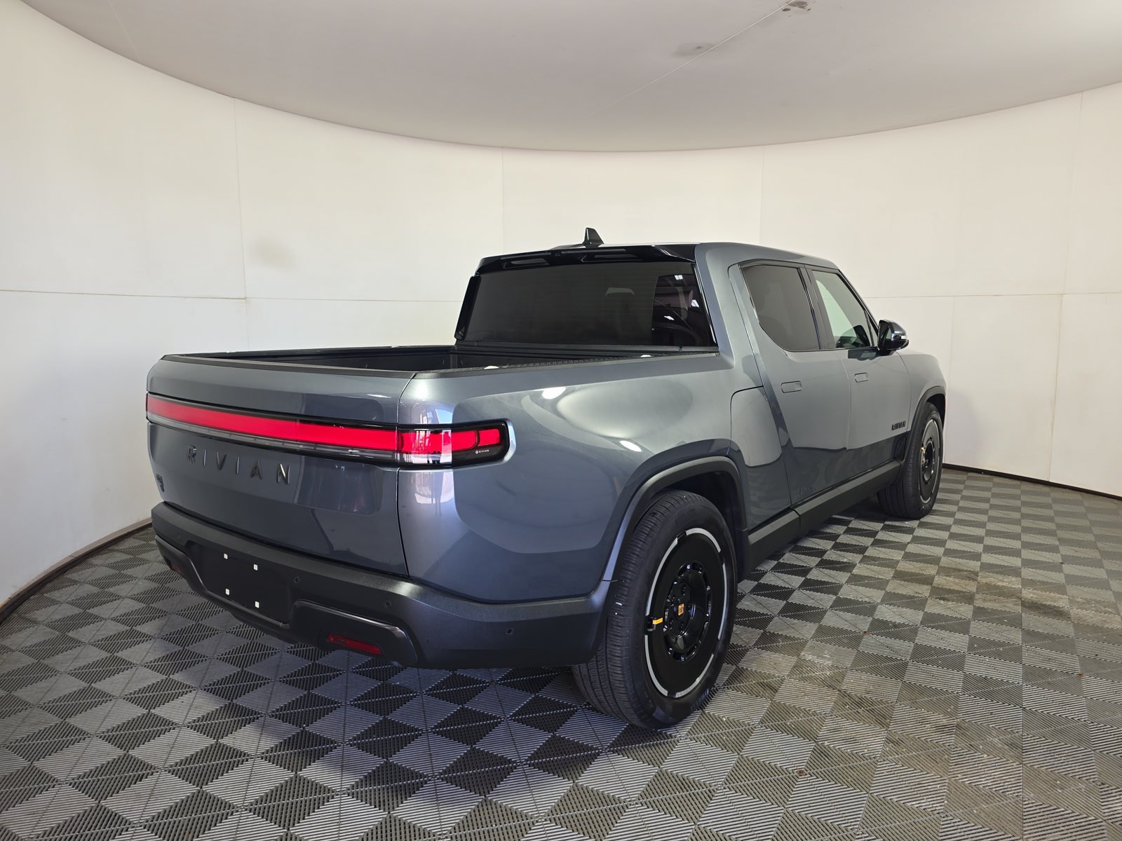 Used 2025 Rivian R1T Adventure Dual AWD/4WD image 5