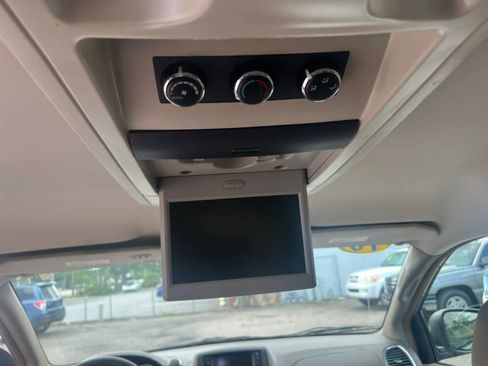 Used 2016 Chrysler Town & Country Touring w/ Driver Convenience Group FWD image 15