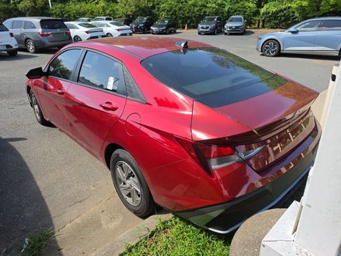 Used 2025 Hyundai Elantra SE FWD image 4