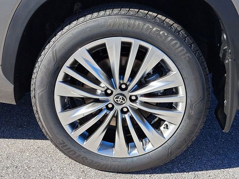 New 2026 Toyota Highlander Platinum image 5