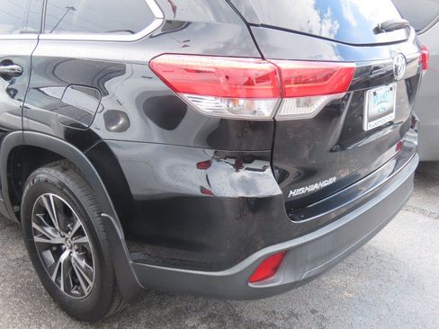 Used 2019 Toyota Highlander LE FWD image 14
