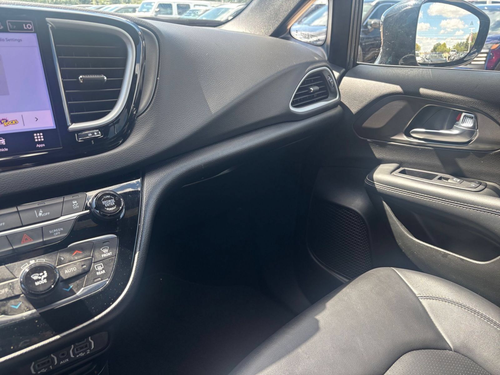 Used 2025 Chrysler Pacifica Select FWD image 37