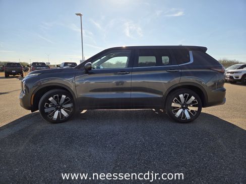 Used 2025 Mitsubishi Outlander SE image 4