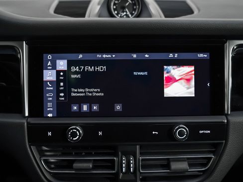 Certified 2022 Porsche Macan w/ Premium Package Plus image 23