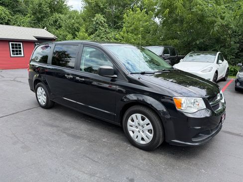 Used 2019 Dodge Grand Caravan SE FWD image 5
