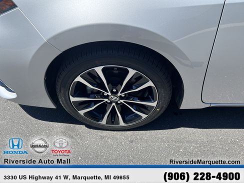 Used 2018 Toyota Corolla SE w/ SE Premium Package FWD image 11