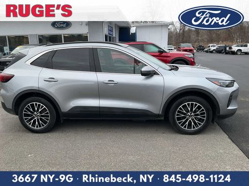 Used 2023 Ford Escape SE w/ PHEV Premium Package image 2