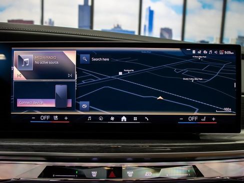 Used 2025 BMW 740i xDrive w/ Premium Package image 19