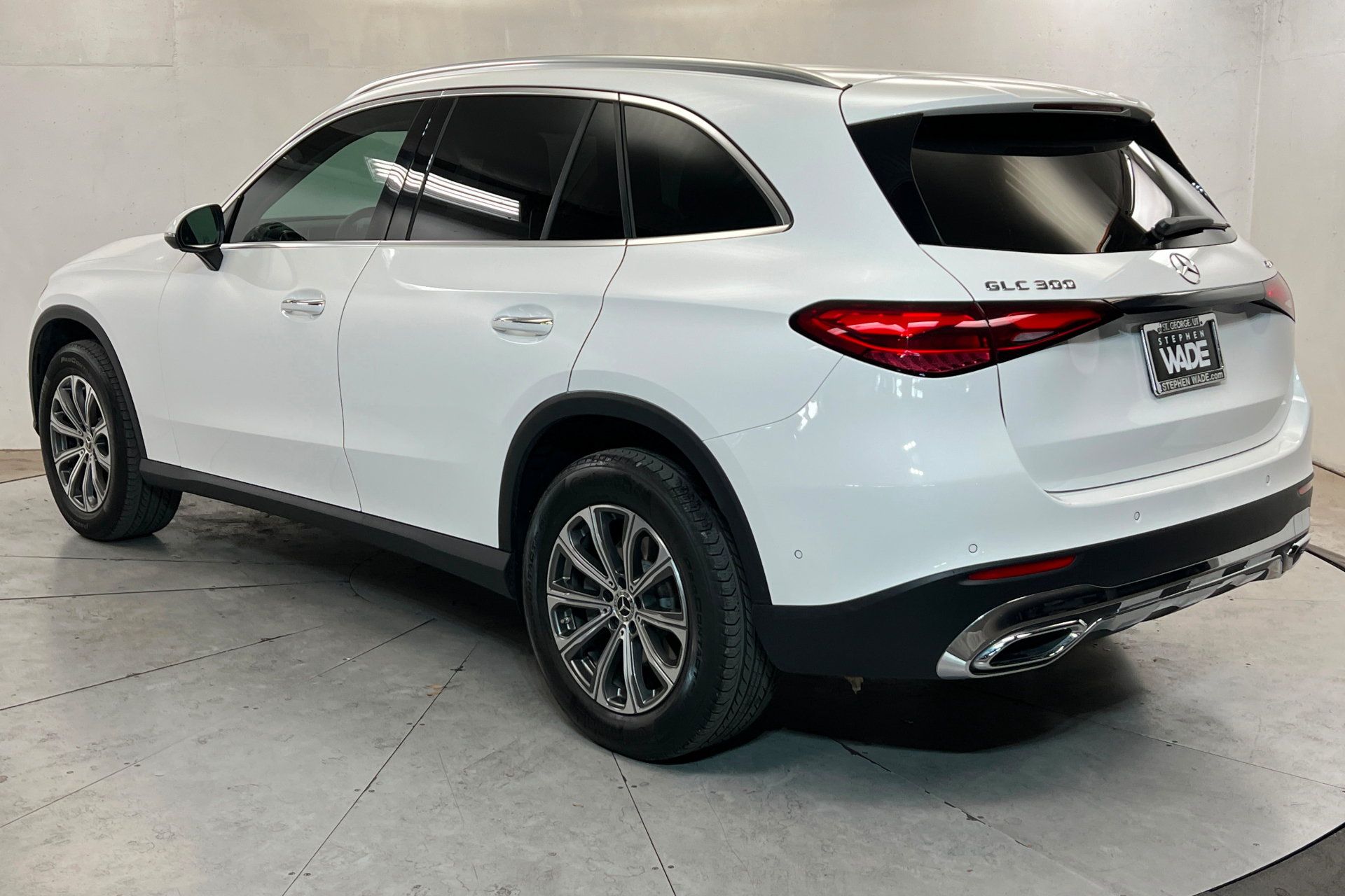 Used 2024 Mercedes-Benz GLC 300 4MATIC image 3