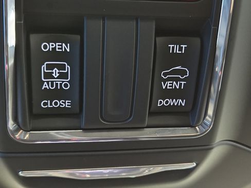 Used 2025 Jeep Grand Cherokee Laredo X image 52