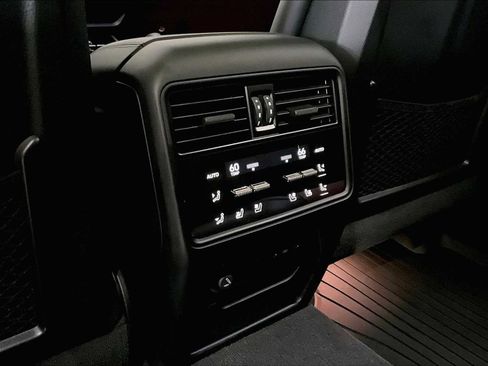 Used 2025 Porsche Cayenne Turbo image 30