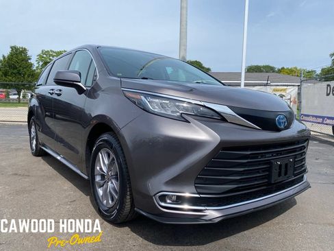 Used 2023 Toyota Sienna XLE FWD image 1