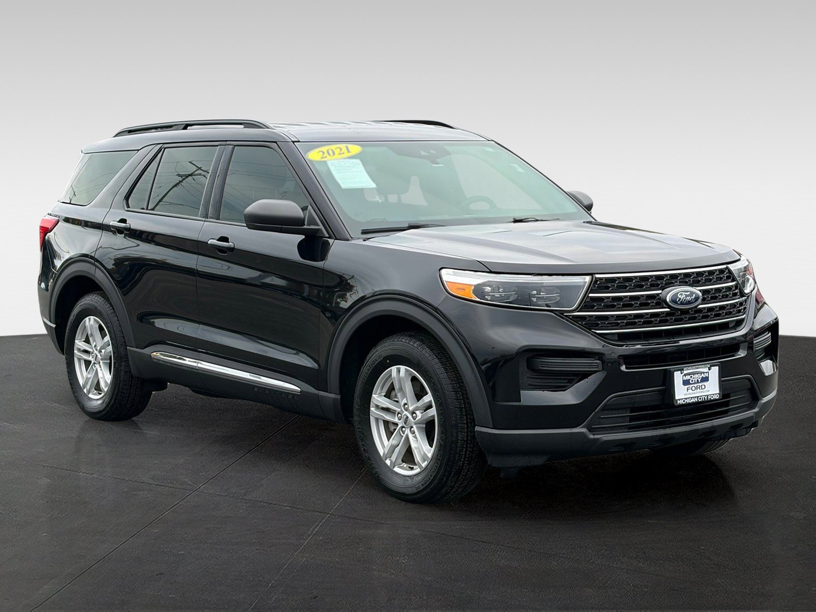 Used 2021 Ford Explorer XLT w/ Class III Trailer Tow Package AWD/4WD image 3