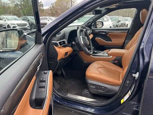 Used 2023 Toyota Highlander Platinum image 10