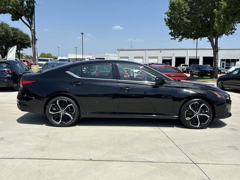 Used 2024 Nissan Altima 2.5 SR FWD image 2