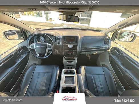 Used 2016 Chrysler Town & Country Touring image 11