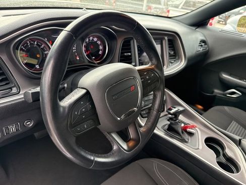 Used 2022 Dodge Challenger SXT image 31