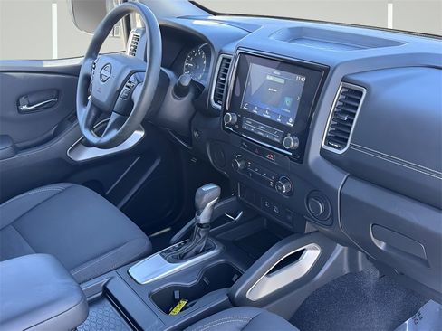 Used 2024 Nissan Frontier SV image 6