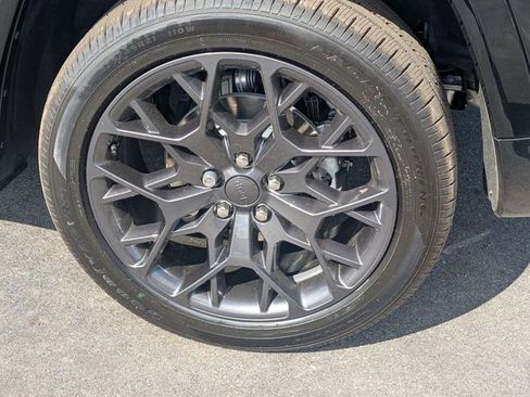 Certified 2026 Jeep Grand Cherokee Summit AWD/4WD image 8