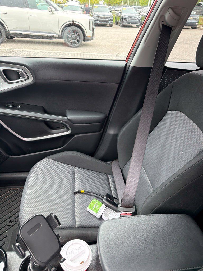 Used 2025 Kia Soul S FWD image 4