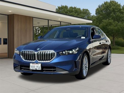 Used 2025 BMW 530i w/ Premium Package image 2