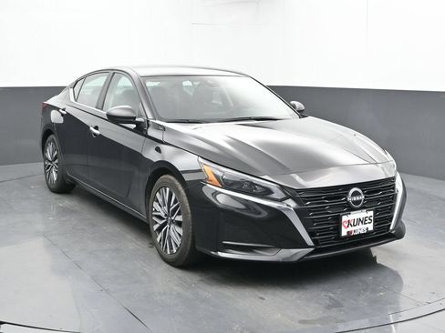 Used 2025 Nissan Altima 2.5 SV FWD image 6