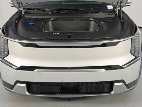 Used 2024 Kia EV9 Land image 8