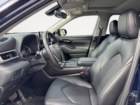 Used 2022 Toyota Highlander XLE AWD/4WD image 9