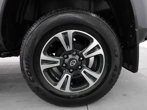 Used 2019 Toyota Tacoma TRD Sport w/ Technology Package image 9