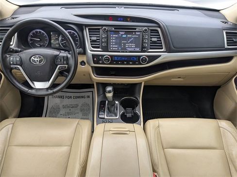 Used 2017 Toyota Highlander FWD V6 image 16