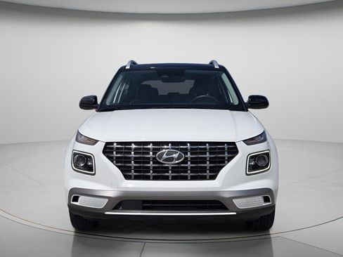 Certified 2025 Hyundai Venue Limited FWD image 5