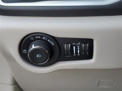 Used 2024 Chrysler Pacifica Select image 24