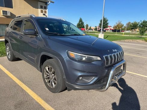Used 2019 Jeep Cherokee Latitude Plus w/ Cold Weather Group AWD/4WD image 2