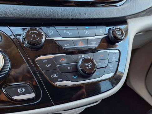 Used 2023 Chrysler Pacifica Touring-L image 7